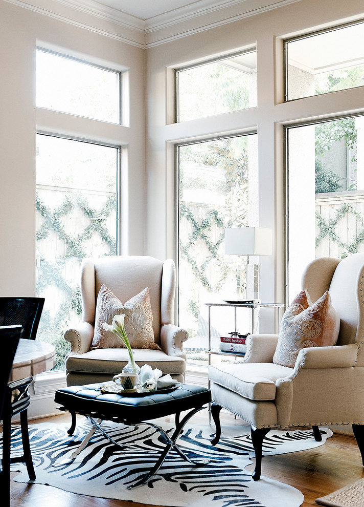 Klassisches Wohnzimmer mit beiger Wandfarbe und braunem Holzboden in Houston