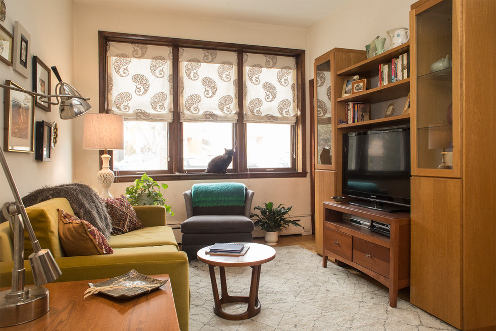Идея дизайна: маленькая изолированная гостиная комната в стиле неоклассика (современная классика) с белыми стенами, паркетным полом среднего тона и отдельно стоящим телевизором для на участке и в саду