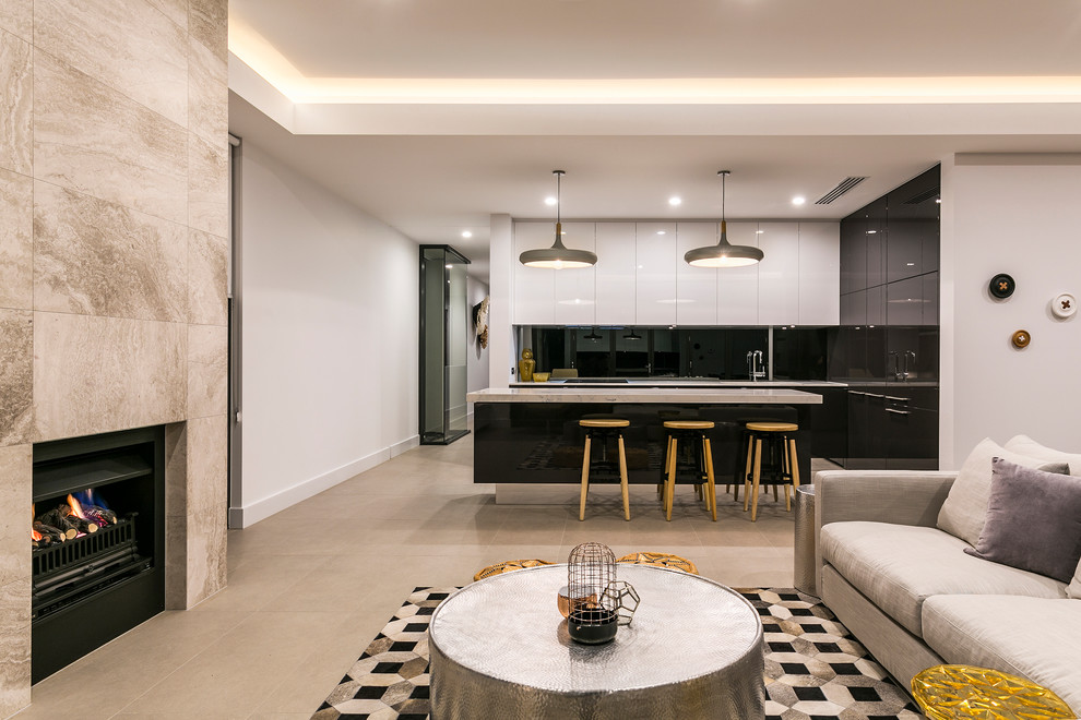 Großes Modernes Wohnzimmer mit beiger Wandfarbe, Porzellan-Bodenfliesen und Kaminumrandung aus Stein in Adelaide