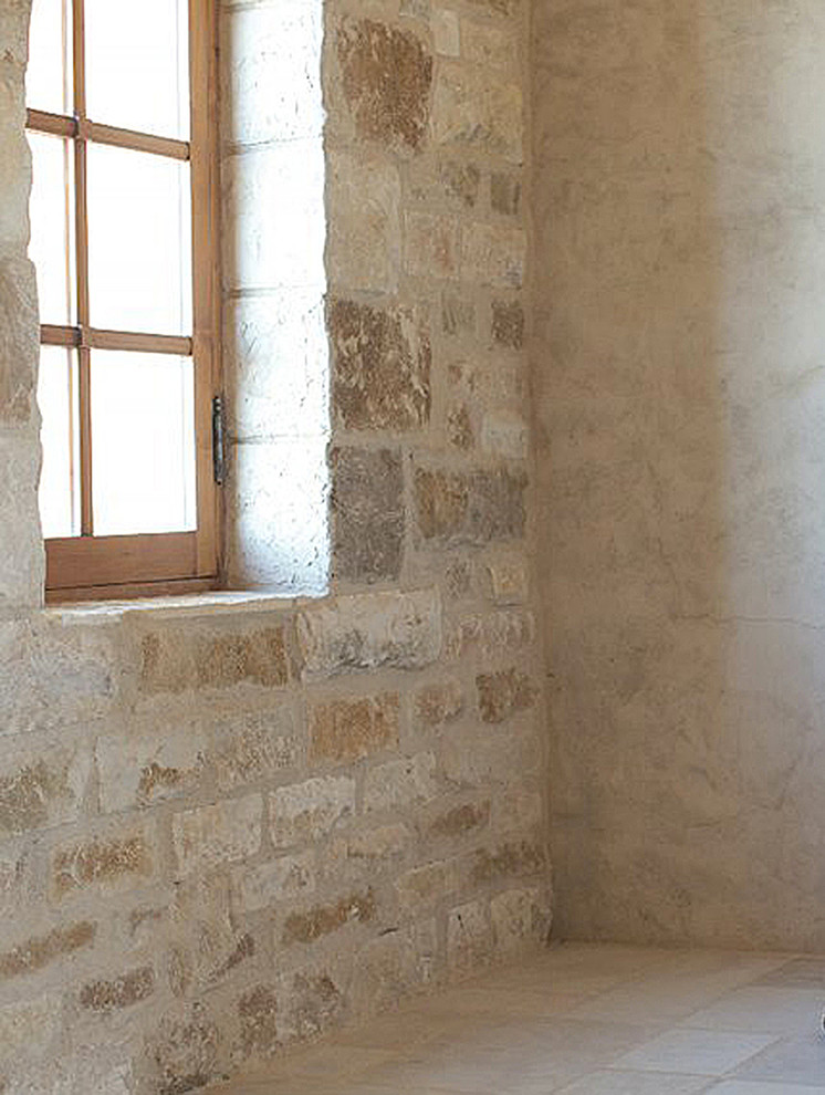 Пример оригинального дизайна: парадная, открытая гостиная комната среднего размера в средиземноморском стиле с бежевыми стенами, полом из известняка, угловым камином и фасадом камина из камня без телевизора