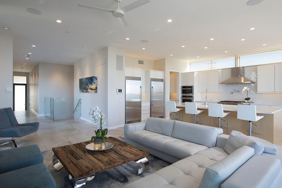 Großes, Offenes Modernes Wohnzimmer ohne Kamin mit grauer Wandfarbe, Keramikboden, Multimediawand und grauem Boden in San Diego