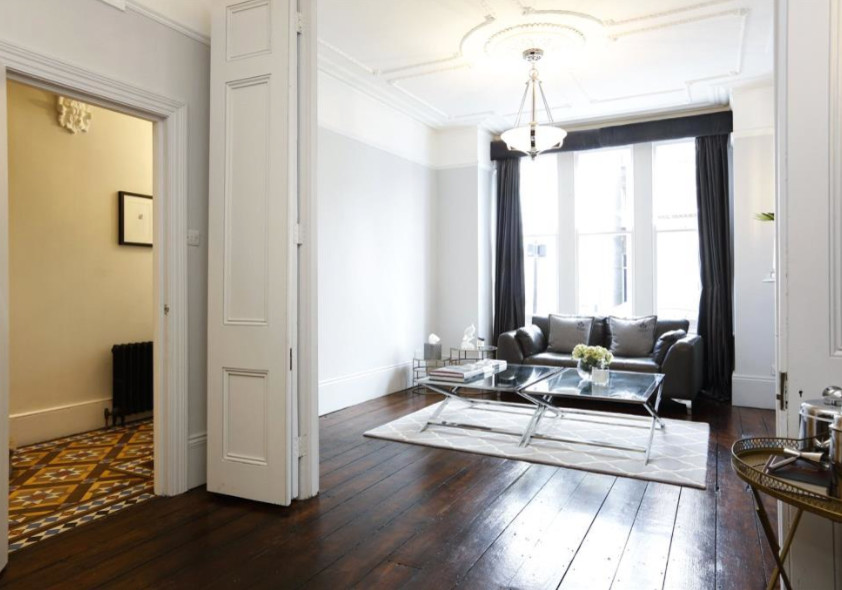 Пример оригинального дизайна: большая парадная гостиная комната в классическом стиле с серыми стенами и темным паркетным полом