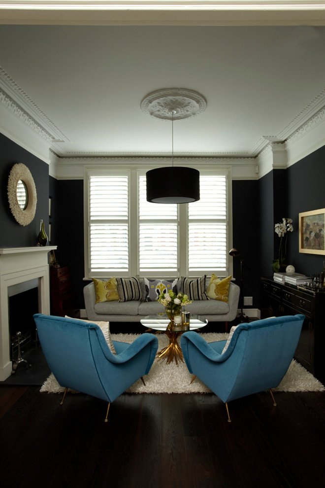 Mittelgroßes, Repräsentatives, Fernseherloses Modernes Wohnzimmer mit blauer Wandfarbe, Kamin und Kaminumrandung aus Stein in Gloucestershire