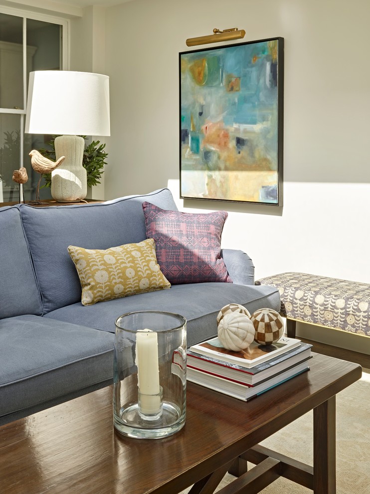 Example of a mid-sized classic living room design in London