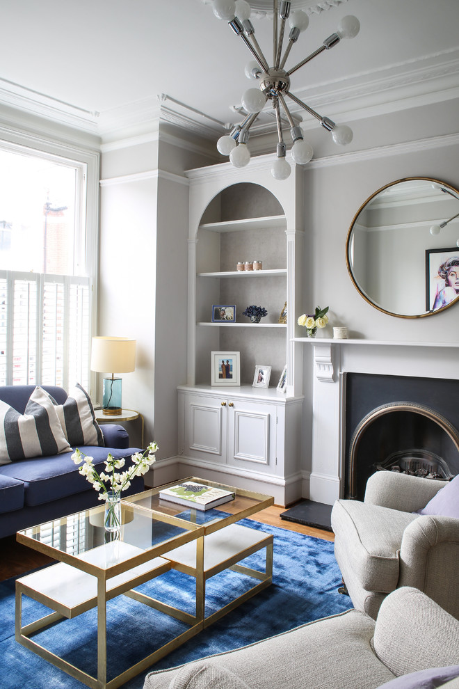 Источник вдохновения для домашнего уюта: гостиная комната в стиле неоклассика (современная классика) с серыми стенами и стандартным камином
