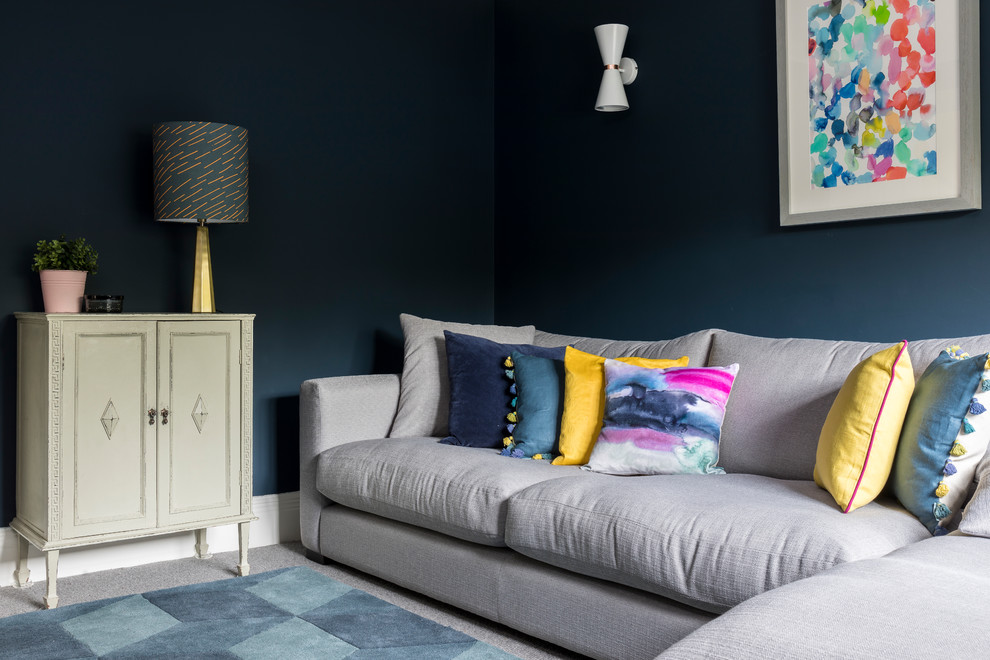 Imagen de salón cerrado contemporáneo de tamaño medio con paredes azules, moqueta, televisor colgado en la pared y suelo gris