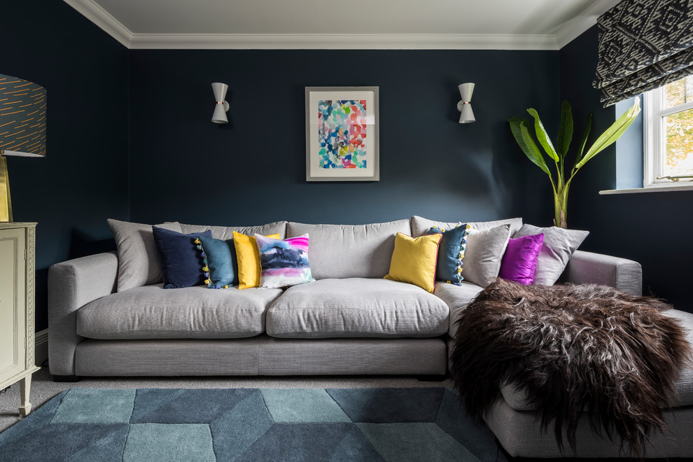 Esempio di un soggiorno tradizionale di medie dimensioni e chiuso con moquette, pareti blu e pavimento grigio