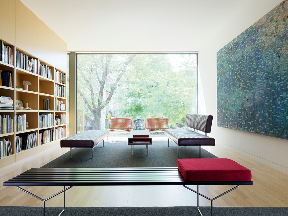 Imagen de salón minimalista con paredes blancas y suelo de madera clara