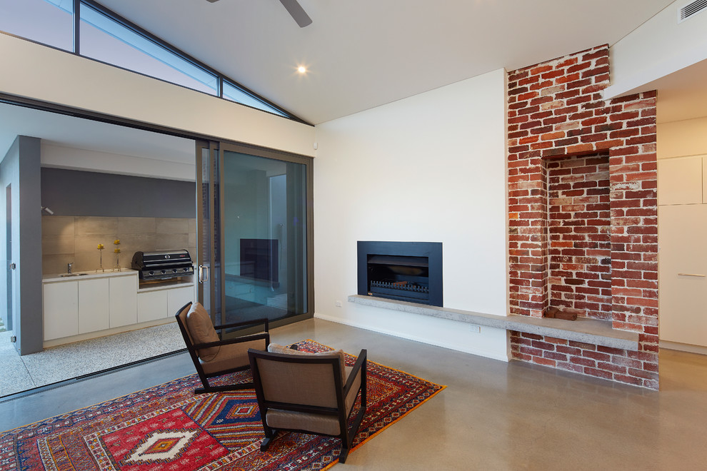 На фото: открытая гостиная комната среднего размера в современном стиле с белыми стенами и стандартным камином без телевизора