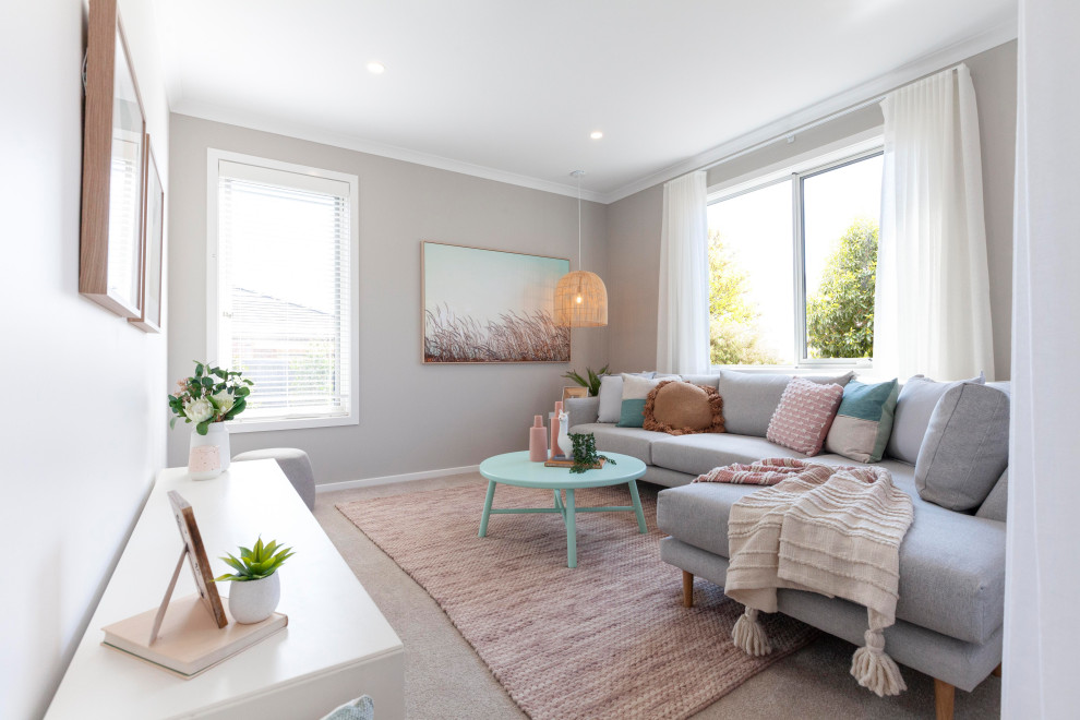 Foto di un soggiorno di medie dimensioni e chiuso con sala formale, pareti grigie, moquette, TV autoportante e pavimento beige
