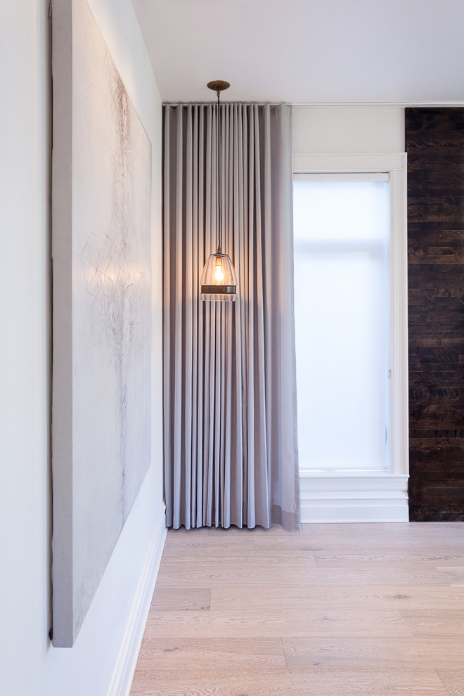 Diseño de salón abierto contemporáneo grande con paredes blancas, suelo de madera clara, chimenea lineal y televisor colgado en la pared