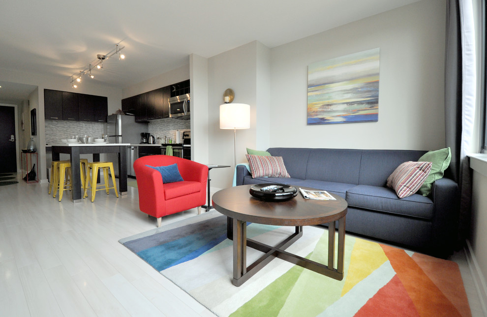 Immagine di un piccolo soggiorno minimalista aperto con pareti grigie e parquet chiaro