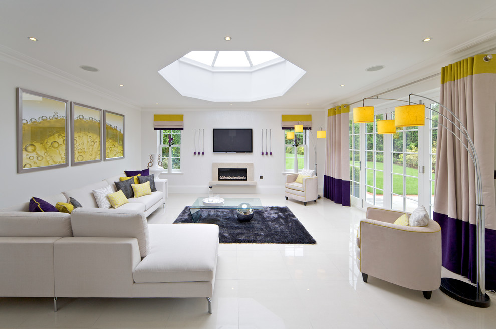 Idée de décoration pour un salon gris et jaune design avec un mur blanc, une cheminée ribbon, un sol blanc et éclairage.