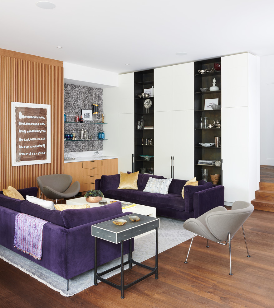 Стильный дизайн: открытая гостиная комната в современном стиле с домашним баром и паркетным полом среднего тона без телевизора - последний тренд