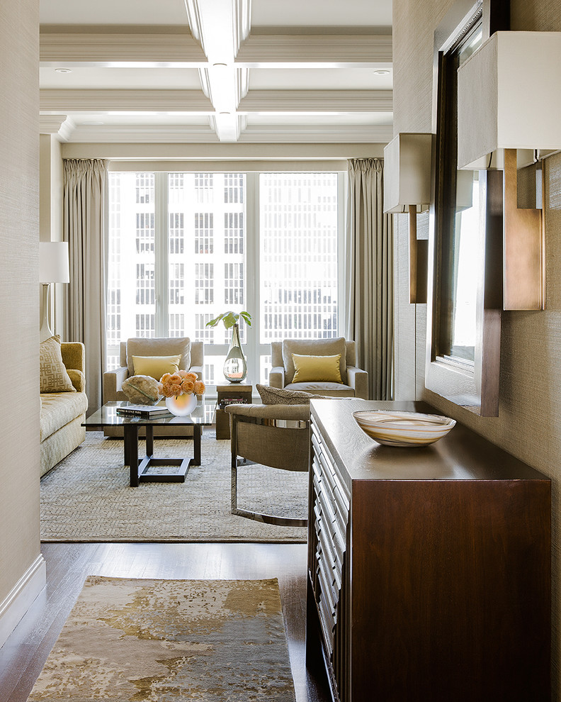 Mittelgroßes, Offenes Modernes Wohnzimmer mit beiger Wandfarbe und braunem Holzboden in Boston
