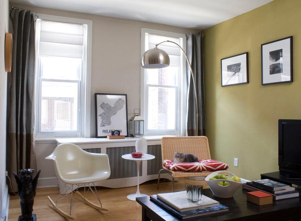 Exempel på ett litet modernt vardagsrum, med flerfärgade väggar, ljust trägolv och en fristående TV