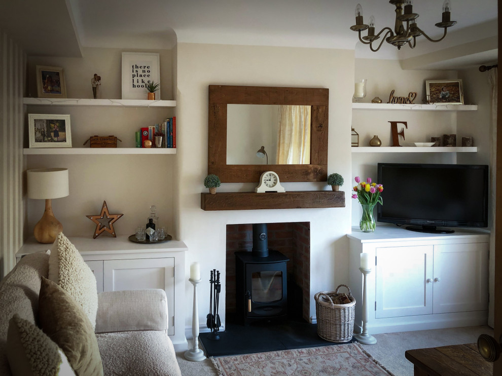 Inspiration pour un salon minimaliste de taille moyenne et fermé avec un mur beige, moquette, un poêle à bois, un manteau de cheminée en brique et un sol beige.