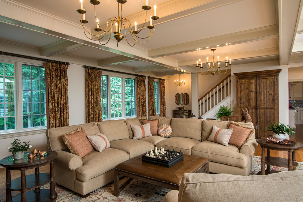 Offenes Landhausstil Wohnzimmer mit beiger Wandfarbe, braunem Holzboden und braunem Boden in New York