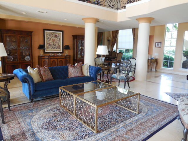 Foto di un grande soggiorno tradizionale aperto con sala formale, pareti beige, pavimento in marmo, camino classico, cornice del camino in pietra e nessuna TV