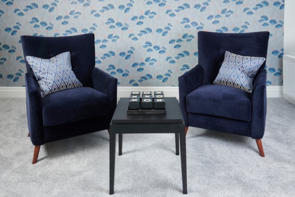 Idee per un ampio soggiorno moderno chiuso con sala formale, pareti blu, moquette, pavimento grigio e carta da parati