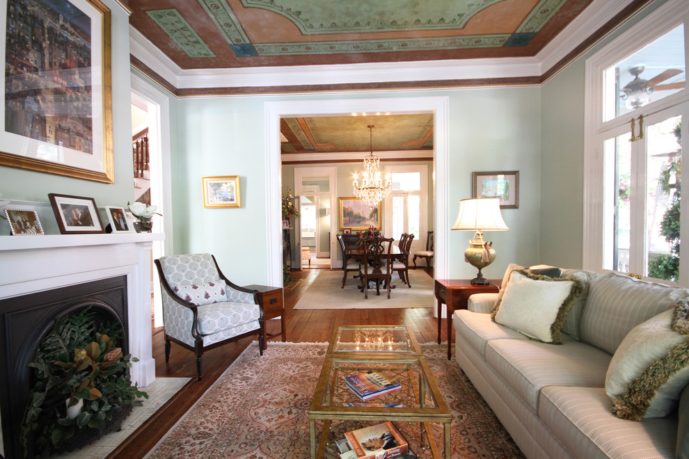 Großes, Repräsentatives, Abgetrenntes Klassisches Wohnzimmer mit grüner Wandfarbe, dunklem Holzboden, Kamin und Kaminumrandung aus Metall in Charleston