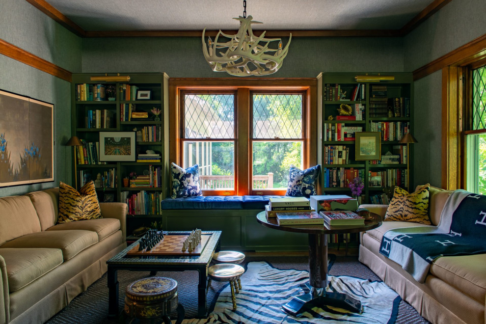 Immagine di un soggiorno bohémian di medie dimensioni e chiuso con libreria, pareti grigie e carta da parati