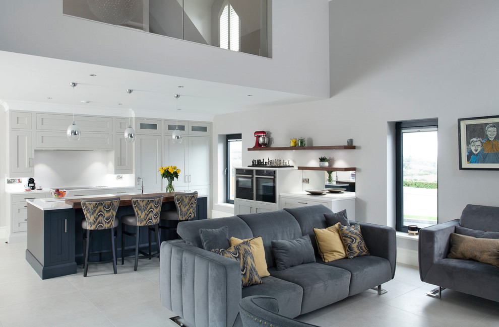 Idee per un grande soggiorno tradizionale con pavimento grigio