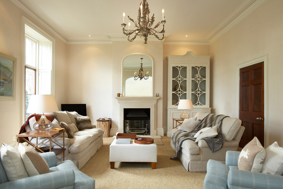 Idées déco pour un salon classique avec un mur beige, moquette et une cheminée standard.