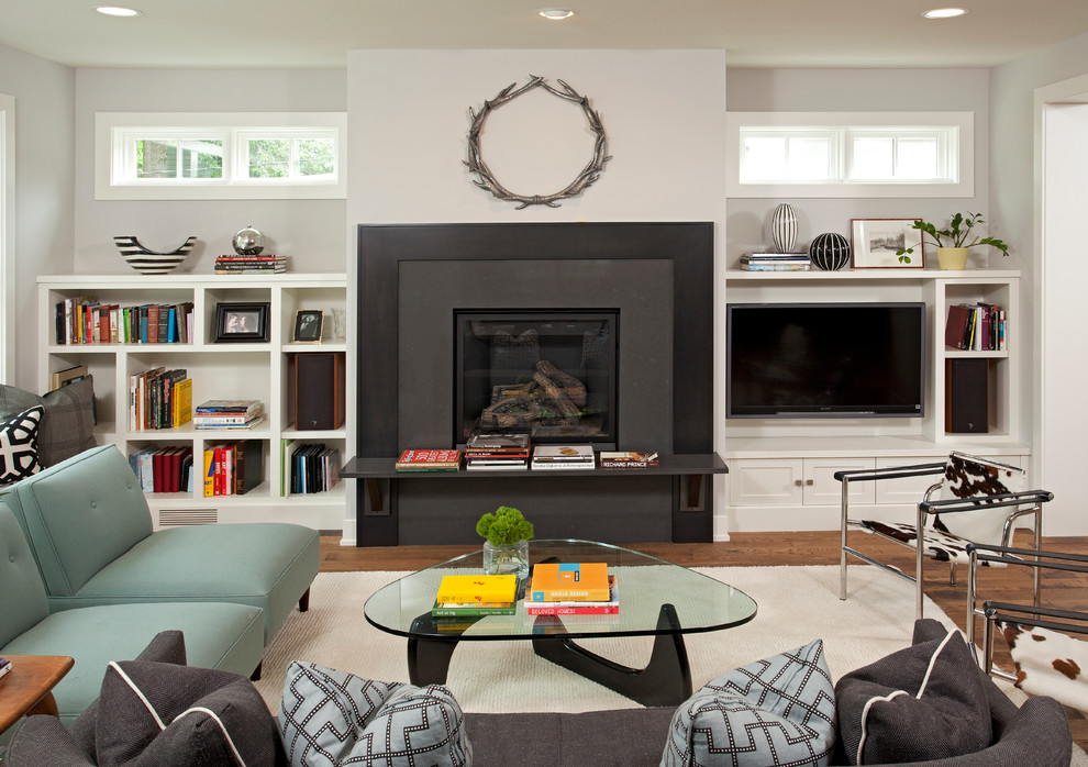 Идея дизайна: гостиная комната в современном стиле с серыми стенами и стандартным камином