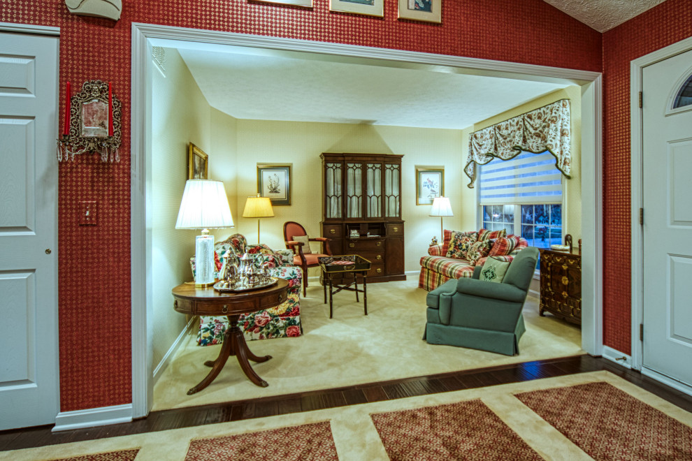 Пример оригинального дизайна: парадная, открытая гостиная комната среднего размера в классическом стиле с желтыми стенами, ковровым покрытием и желтым полом без камина, телевизора