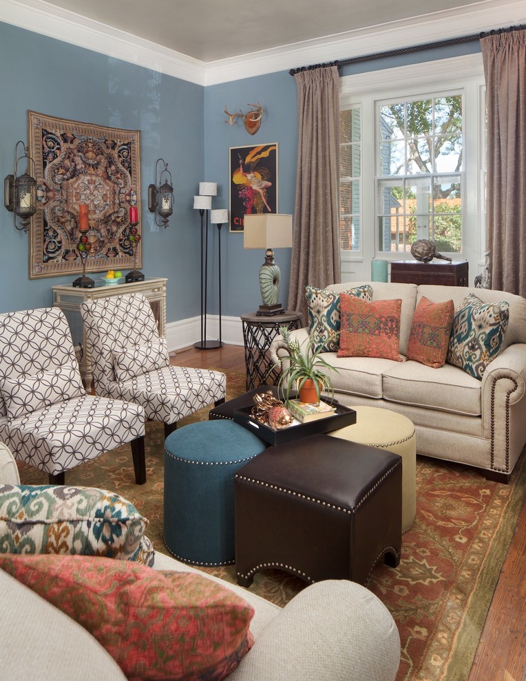 Idee per un soggiorno boho chic con sala formale, pareti blu e pavimento in legno massello medio