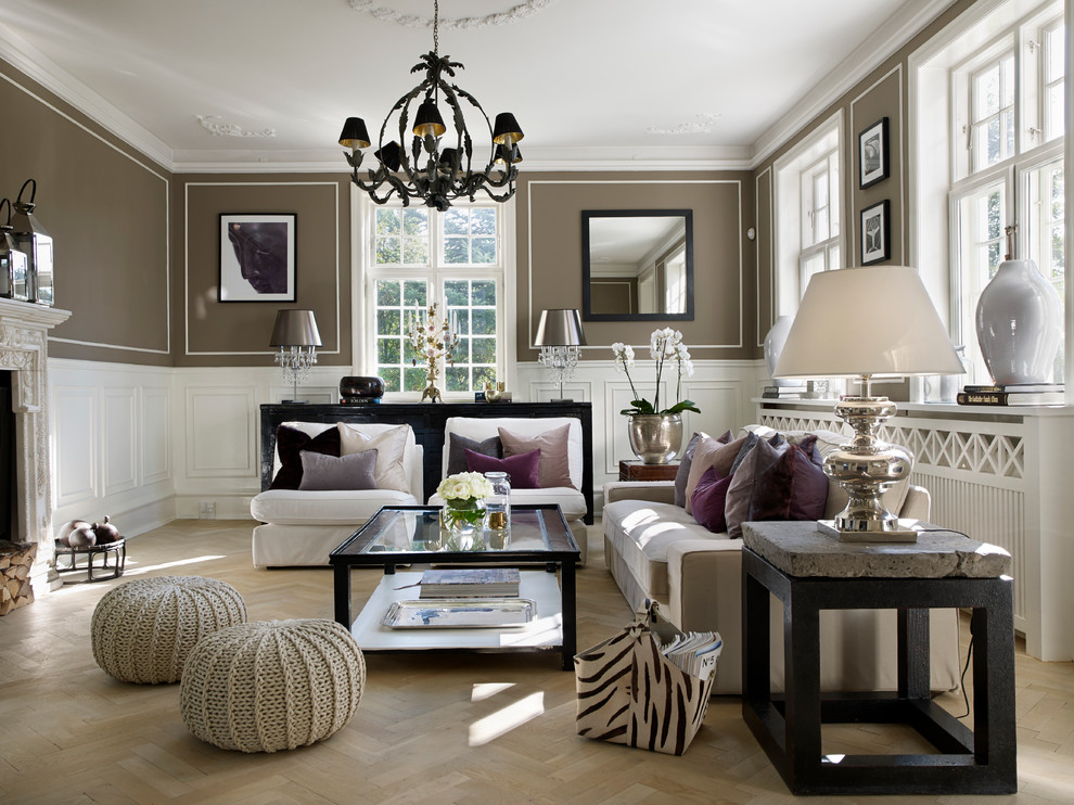 Пример оригинального дизайна: большая парадная, изолированная гостиная комната в классическом стиле с коричневыми стенами, светлым паркетным полом и стандартным камином