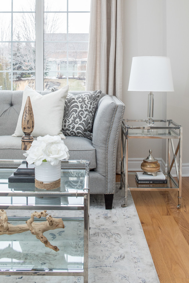 Fernseherloses, Offenes Klassisches Wohnzimmer mit hellem Holzboden, beiger Wandfarbe und grauem Boden in Toronto