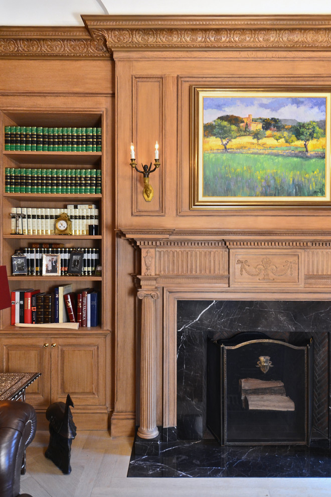 Repräsentatives, Abgetrenntes Klassisches Wohnzimmer mit brauner Wandfarbe, hellem Holzboden, Kamin und Kaminumrandung aus Stein in Sonstige