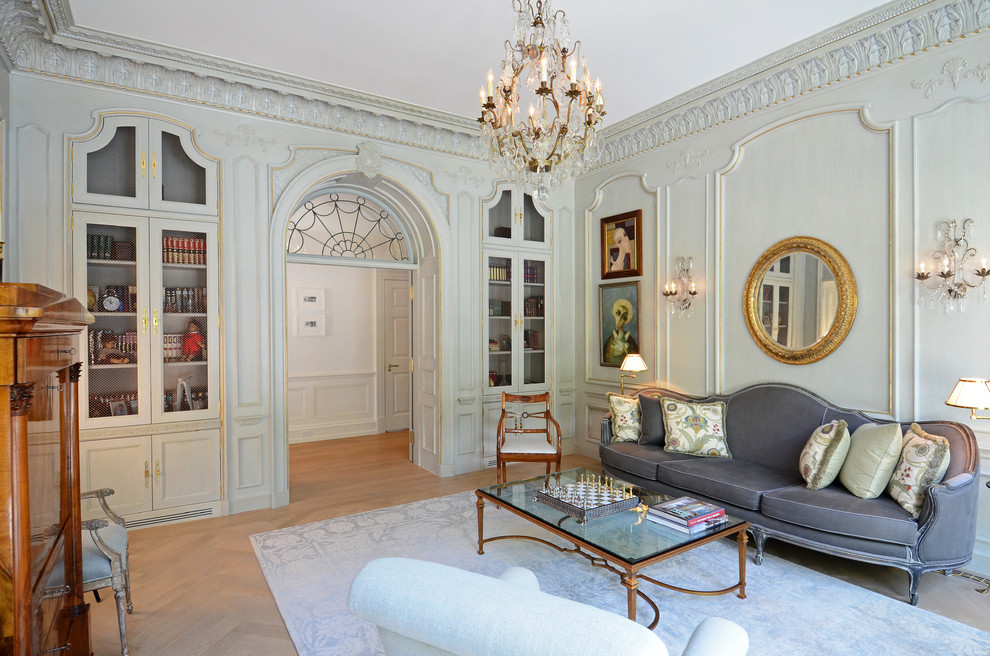 Ispirazione per un soggiorno tradizionale chiuso con sala formale, pareti blu e parquet chiaro