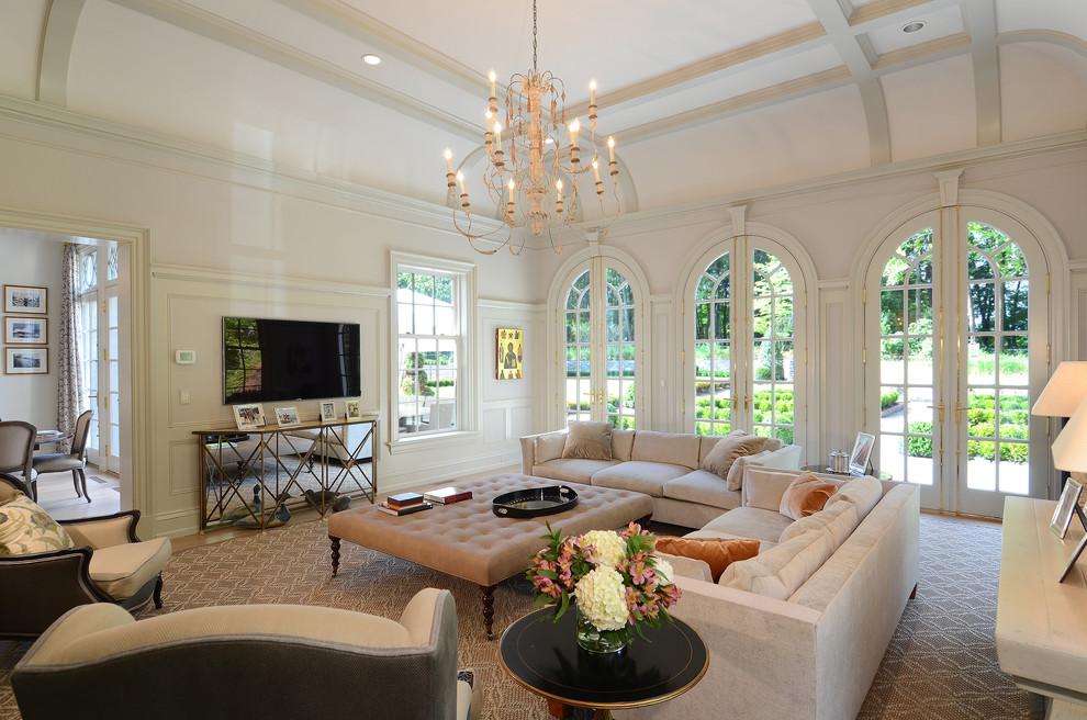 Repräsentatives, Abgetrenntes Klassisches Wohnzimmer mit weißer Wandfarbe, braunem Holzboden und TV-Wand in Sonstige