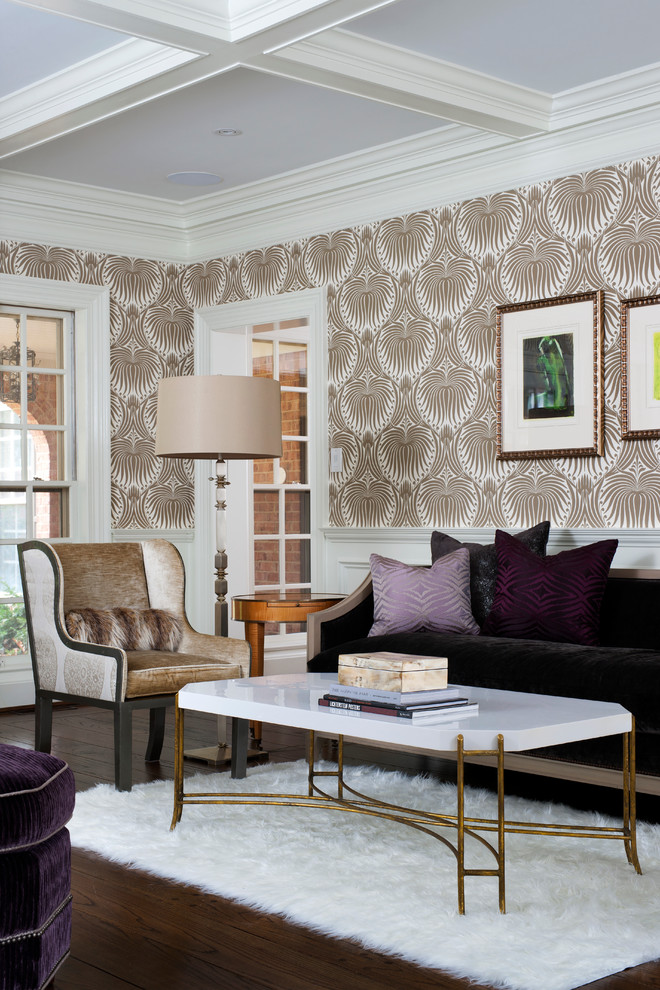 Repräsentatives, Abgetrenntes Klassisches Wohnzimmer mit dunklem Holzboden und beiger Wandfarbe in Washington, D.C.