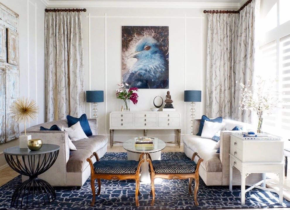 На фото: парадная гостиная комната в стиле неоклассика (современная классика) с серыми стенами без телевизора с