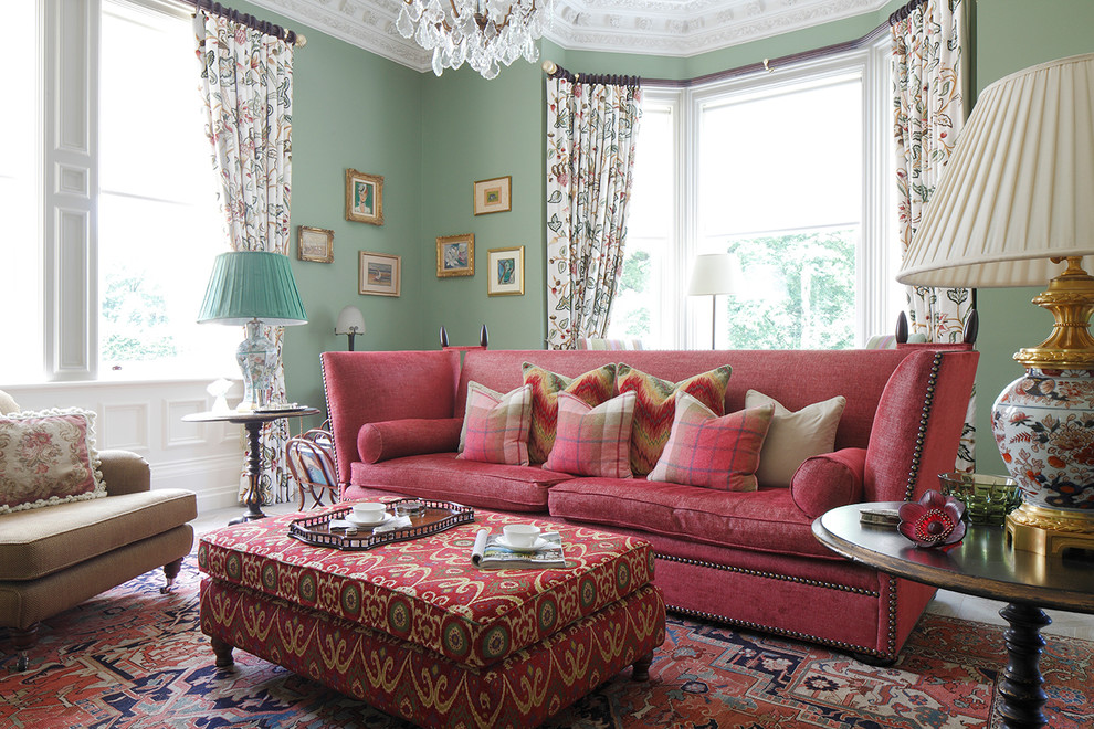 Shabby-Style Wohnzimmer mit grüner Wandfarbe und hellem Holzboden in London