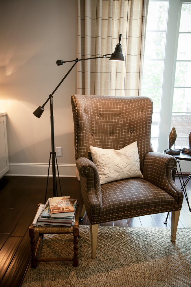 Foto di un soggiorno chic di medie dimensioni e aperto con sala formale, pareti beige, parquet scuro e nessun camino
