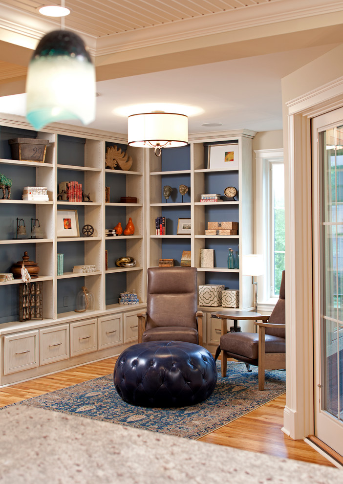 Ispirazione per un soggiorno classico di medie dimensioni e aperto con libreria, pareti blu e pavimento in legno massello medio