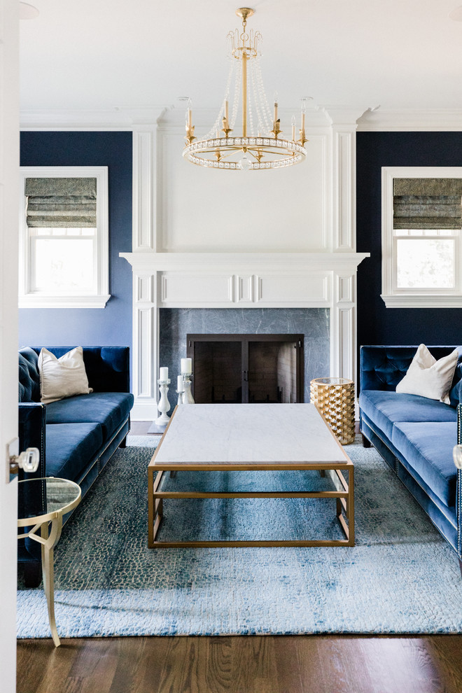 Пример оригинального дизайна: большая парадная, изолированная гостиная комната в стиле модернизм с синими стенами, паркетным полом среднего тона, стандартным камином, фасадом камина из плитки и коричневым полом