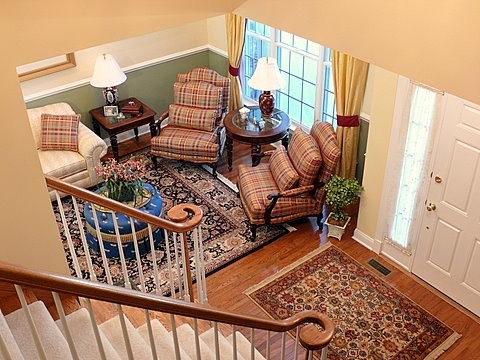 Ispirazione per un grande soggiorno classico chiuso con sala formale, pareti gialle e pavimento in legno massello medio
