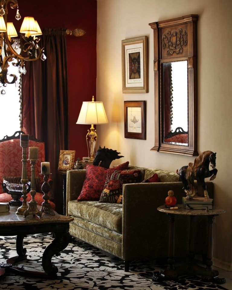Идея дизайна: парадная, изолированная гостиная комната в викторианском стиле с красными стенами без камина, телевизора