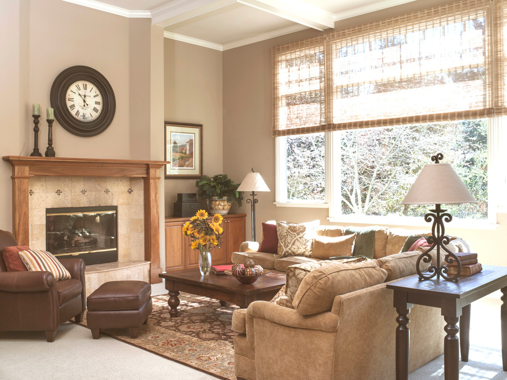 Esempio di un soggiorno classico di medie dimensioni e chiuso con pareti beige, moquette, camino classico e nessuna TV