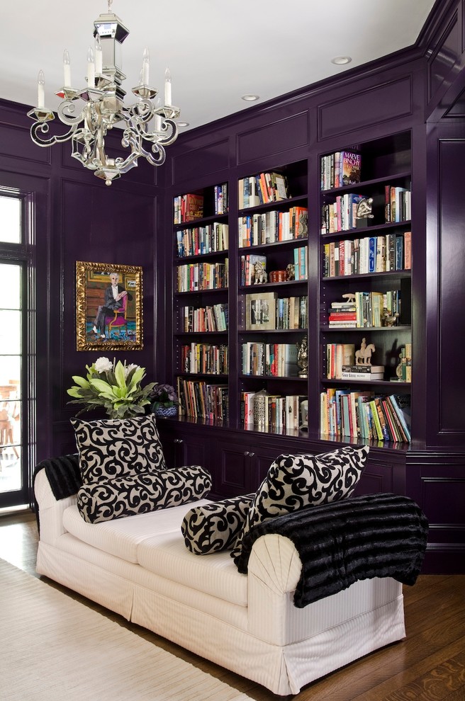 На фото: изолированная гостиная комната среднего размера в стиле неоклассика (современная классика) с с книжными шкафами и полками, фиолетовыми стенами и темным паркетным полом без камина, телевизора с
