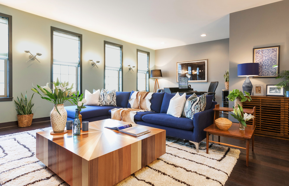 Foto di un grande soggiorno minimalista aperto con sala formale, pareti multicolore, parquet scuro e pavimento marrone