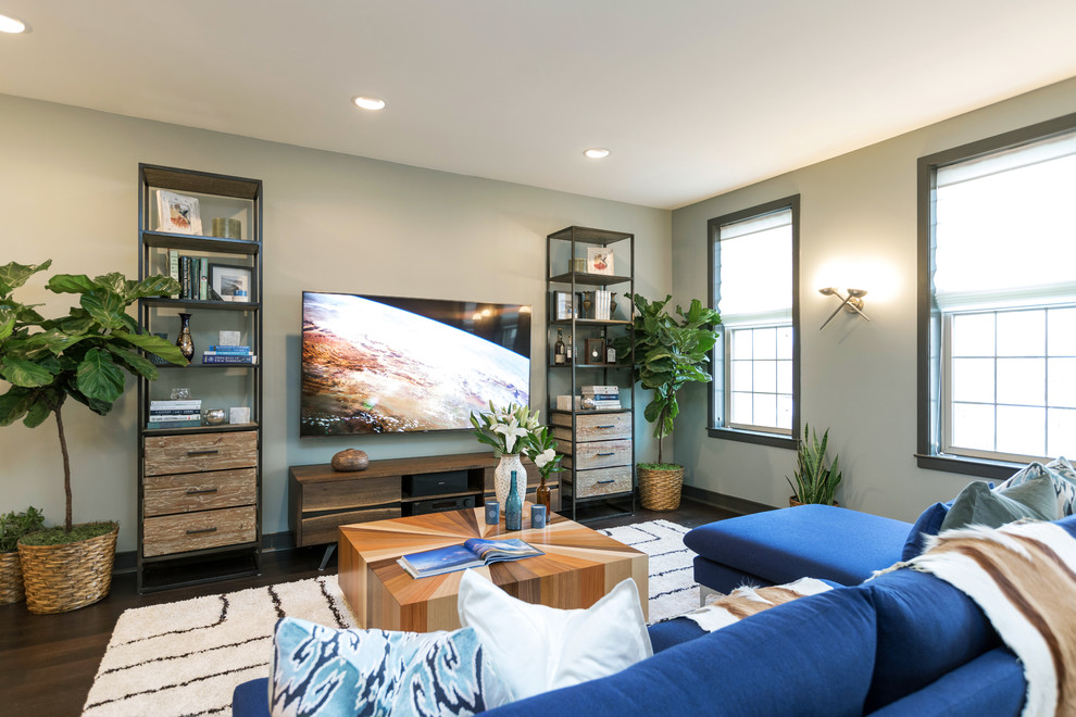 Foto di un grande soggiorno minimalista aperto con sala formale, pareti multicolore, parquet scuro, TV a parete e pavimento marrone