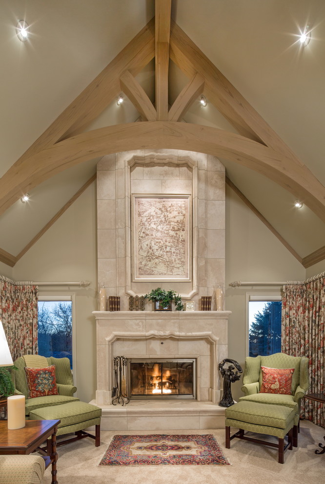 Idée de décoration pour un grand salon tradition fermé avec une salle de réception, un mur beige, moquette, une cheminée standard, aucun téléviseur et un manteau de cheminée en pierre.