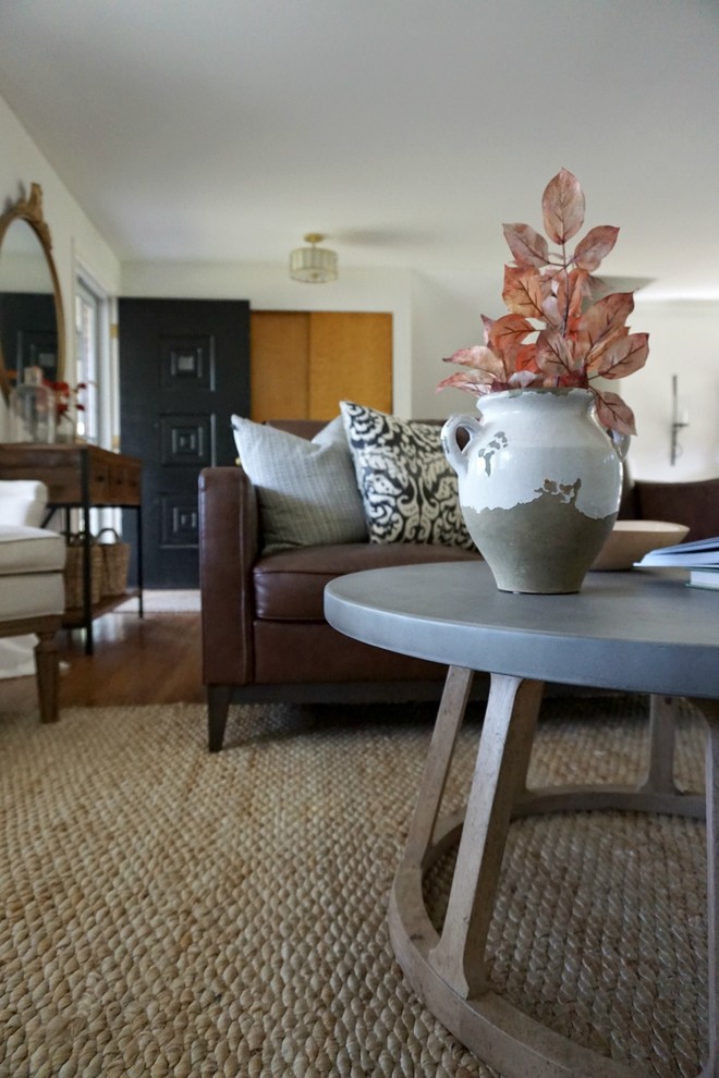 Ispirazione per un soggiorno moderno di medie dimensioni e aperto con pareti bianche, pavimento in legno massello medio e pavimento marrone